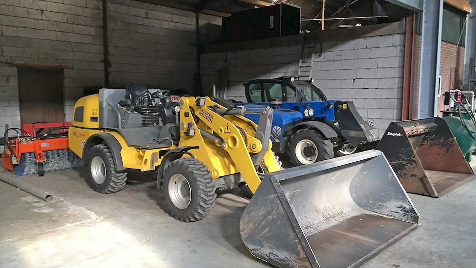 De familie heeft een eigen shovel en verreiker. Met de shovel laden ze de kuikens en de mest, met de verreiker laden ze alleen mest.