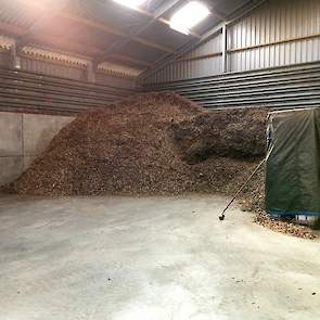 In hun loods slaat de familie de houtsnippers op. „Dankzij de houtkachel besparen we op stookkosten. Het vullen van de bunker duurt tien minuten per dag. Met de nieuwe kachel, die binnenkort geïnstalleerd wordt, kan ik de bunker voor drie dagen vullen. He