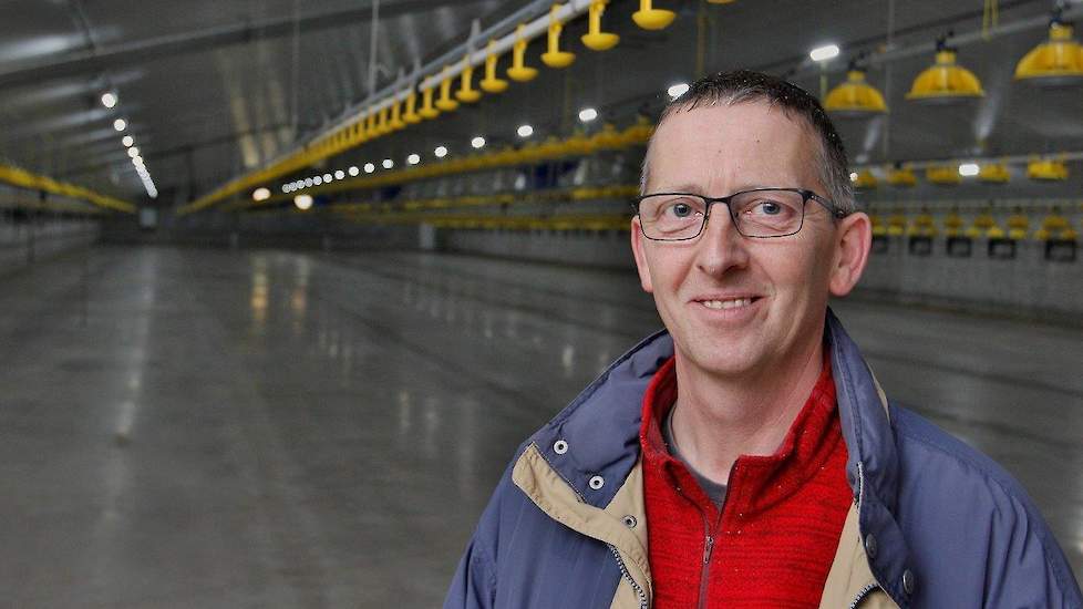 Guy Godschalk (47) in één van zijn twee nieuwe vleeskuikenstallen. De Vlaming houdt al jarenlang vleesvarkens op zijn bedrijf. „Ik wou graag uitbreiden. En de vooruitzichten voor vleeskuikens zijn in België beter dan voor vleesvarkens”, motiveert Godschal