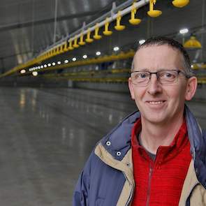 Guy Godschalk (47) in één van zijn twee nieuwe vleeskuikenstallen. De Vlaming houdt al jarenlang vleesvarkens op zijn bedrijf. „Ik wou graag uitbreiden. En de vooruitzichten voor vleeskuikens zijn in België beter dan voor vleesvarkens”, motiveert Godschal