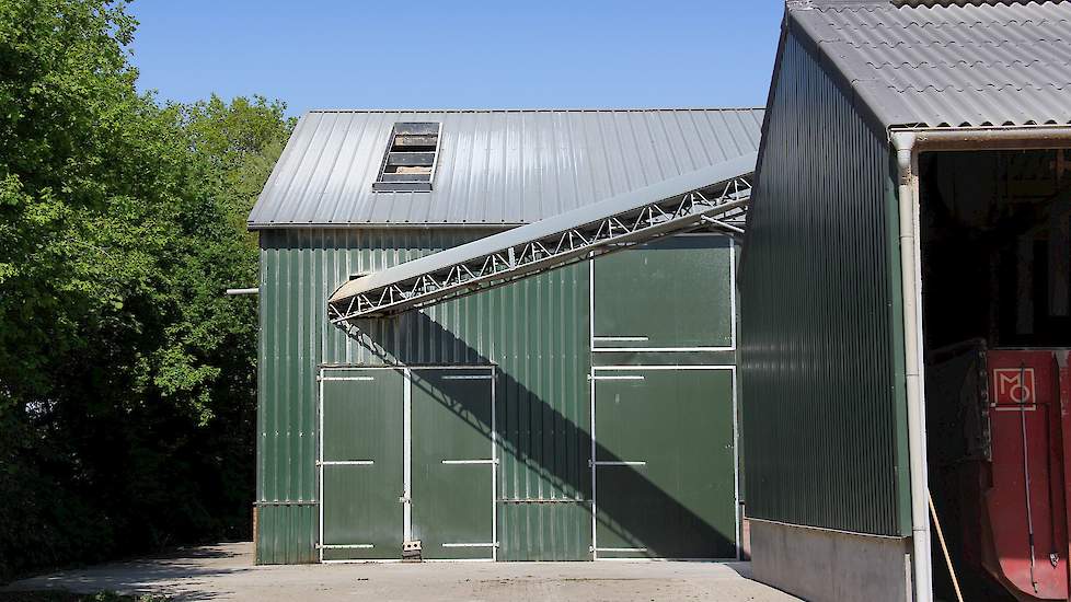 Bens werkt op zijn eigen bedrijf niet met een centrale mestband. „Vanuit iedere stal hebben we een aparte mestband om de mest naar de loods te transporteren. Zo kan het vuur niet via de mestband van de ene naar de andere stal overslaan.”