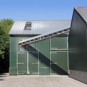 Bens werkt op zijn eigen bedrijf niet met een centrale mestband. „Vanuit iedere stal hebben we een aparte mestband om de mest naar de loods te transporteren. Zo kan het vuur niet via de mestband van de ene naar de andere stal overslaan.”