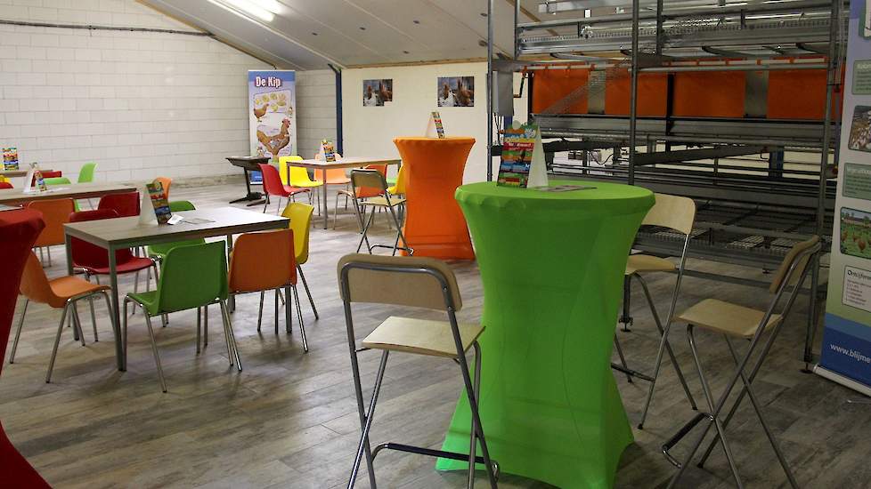 Het oude eierlokaal is nu ontvangstruimte. „Hier ontvangen we studenten maar ook politici of groepen burgers om hun uitleg te geven over ons bedrijf en de Nederlandse (leg)pluimveehouderij.”