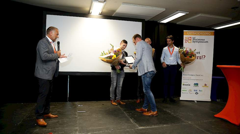 Na het debat werd de innovatieprijs uitgereikt door juryvoorzitter Jan Workamp. Alle deelnemers ontving een bos bloemen uit handen van hoofdredacteur Robert Ellenkamp van Agrio uitgeverij, de uitgever van Pluimveeweb.