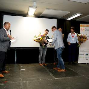 Na het debat werd de innovatieprijs uitgereikt door juryvoorzitter Jan Workamp. Alle deelnemers ontving een bos bloemen uit handen van hoofdredacteur Robert Ellenkamp van Agrio uitgeverij, de uitgever van Pluimveeweb.