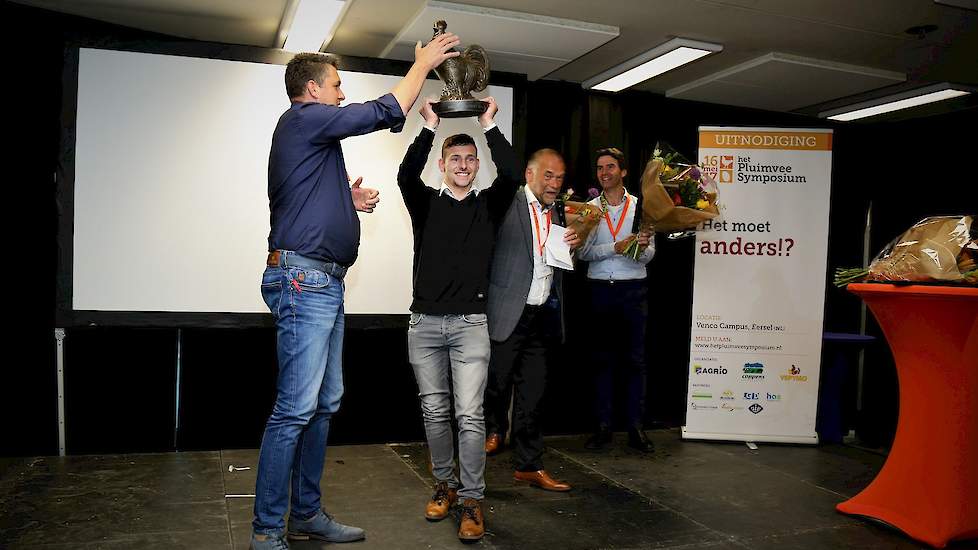 Uit handen van Alex Janssen ontving Tom Jansen, de bedenker van Rechtenveiling.nl, de online marktplaats voor de handel in pluimveerechten de eerste prijs van de Pluimvee Innovatieprijs Leg.