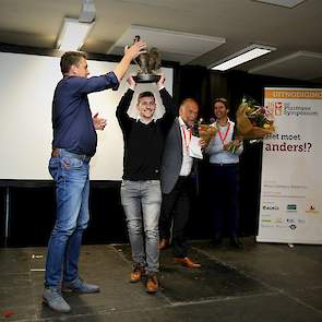 Uit handen van Alex Janssen ontving Tom Jansen, de bedenker van Rechtenveiling.nl, de online marktplaats voor de handel in pluimveerechten de eerste prijs van de Pluimvee Innovatieprijs Leg.