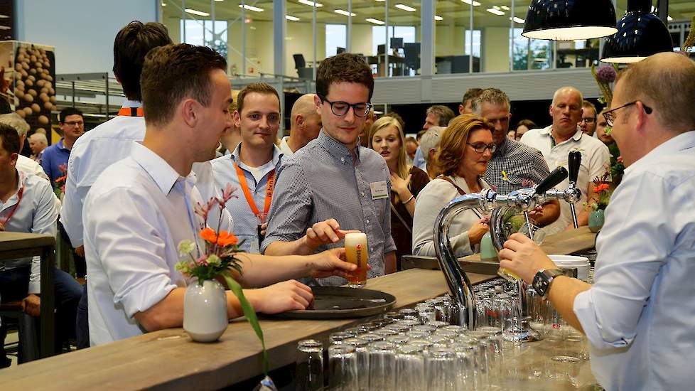 Vervolgens dronken veel deelnemers een drankje en praatten gezellig bij.