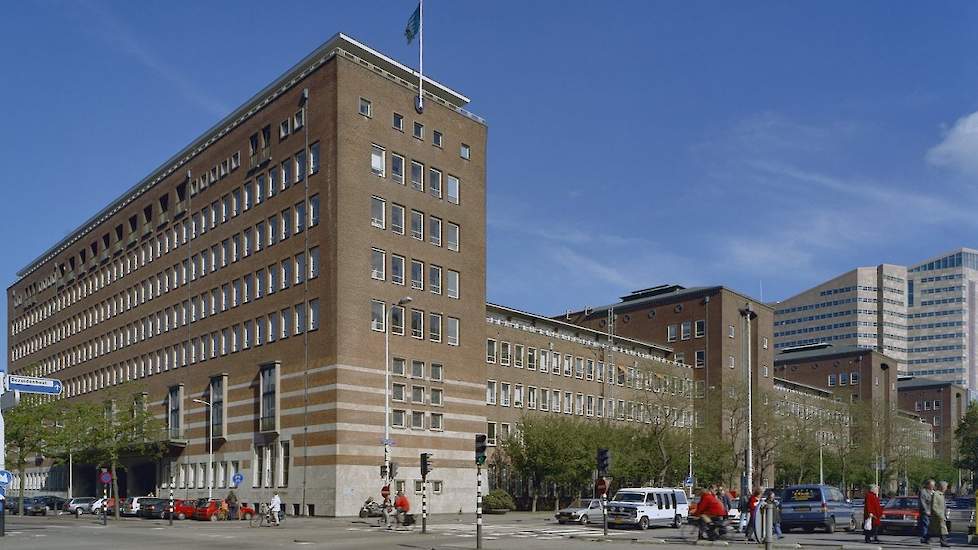 Het oprichten van het Ministerie van LNV vanuit de organisatie van Economische Zaken kost dit jaar 50 miljoen euro, en vanaf 2022 structureel 37,2 miljoen euro. Dat schrijven ministers Schouten (LNV) en Wiebes (EZK) in een brief naar de Tweede Kamer.