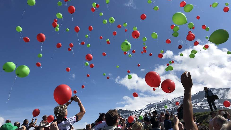 Bij de bijeenkomst worden ook ballonnen opgelaten ter nagedachtenis, of ter steun .