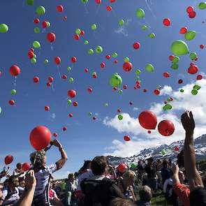 Bij de bijeenkomst worden ook ballonnen opgelaten ter nagedachtenis, of ter steun .