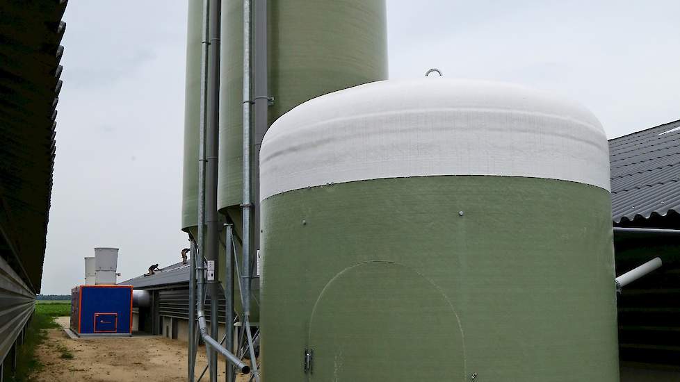 Bij de stal staan twee silo’s in plaats van drie. „Ik teel maar op 20 hectare akkerbouwgrond tarwe. Die circa 160 ton tarwe voer ik iedereen jaar al op in onze andere twee stallen. Daarom bestel ik voor onze nieuwe stal voer met tarwe erin.” In de toekoms