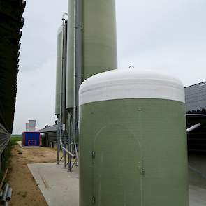 Bij de stal staan twee silo’s in plaats van drie. „Ik teel maar op 20 hectare akkerbouwgrond tarwe. Die circa 160 ton tarwe voer ik iedereen jaar al op in onze andere twee stallen. Daarom bestel ik voor onze nieuwe stal voer met tarwe erin.” In de toekoms