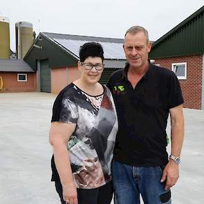 Harma (58) en haar man Lambertus (58) Boertien voor hun nieuwe vleeskuikenstal van 22 bij 75 meter (binnenwerks) voor 26.500 Goed Nest Kip (GNK) vleeskuikens. Na de nieuwbouw houdt de familie 68.000 GNK vleeskuikens. De familie heeft daarnaast 60 hectare