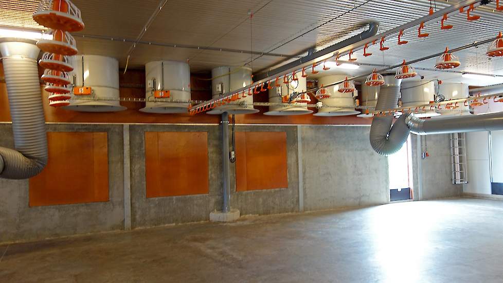 Achterin zitten acht ventilatoren. Ook zitten er vier gaten in de achtermuur waarin vier extra ventilatoren geplaatst kunnen worden als Berkepies over wil schakelen naar reguliere vleeskuikens.