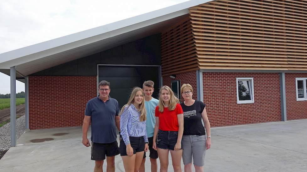 Familie Berkepies hield afgelopen vrijdag 20 juli een open dag op hun vleeskuiken- en akkerbouwbedrijf in het Drentse Nooitgedacht. Lees het ondernemersverhaal van de familie Berkepies zaterdag 11 augustus in de agrarische regionale vakbladen Veldpost, Ve