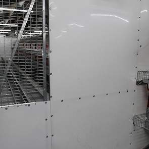 De pluimveehoudster gebruikte mestbanden om de scheidingswanden van de afdelingen ondoorzichtig te maken. „Ik hoop dat het witte materiaal ervoor zorgt dat onze hennen geen buitennesteieren bij de tussenwanden leggen. Dit doordat kunstof kouder aan voelt
