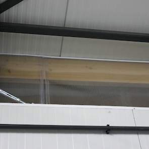 De lichtstraat zit aan de buitenzijde van de stal en is in directe verbinding met de stal en niet zoals op veel plaatsen in de wintergarten.
