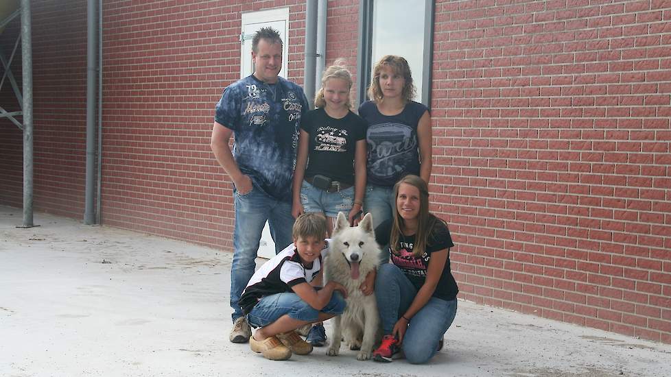 Familie Van Gog ? van Deursen houdt aanstaande vrijdag 3 augustus van 14.30 tot 18.30 uur een open dag op hun bedrijf aan de Walsbergseweg 43, 5752 PA in Deure vanwege de opening van hun nieuwe stal. Maandag 13 augustus ontvangt de familie voor de eerste