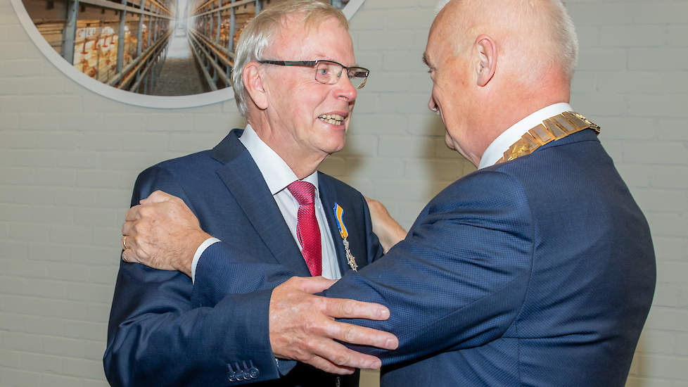 Oprichter en eigenaar Ab Jansen (links) van Jansen Poultry Equipment is afgelopen woensdag 3 oktober koninklijk onderscheiden door burgemeester Asje van Dijk (rechts) van de gemeente Barneveld.