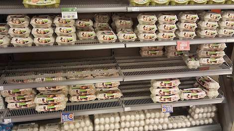 Supermarkten en voedingsmiddelenbedrijven willen de meerprijs vanwege de aangescherpte criteria van IKB Ei en IKB Kip vooralsnog niet betalen.