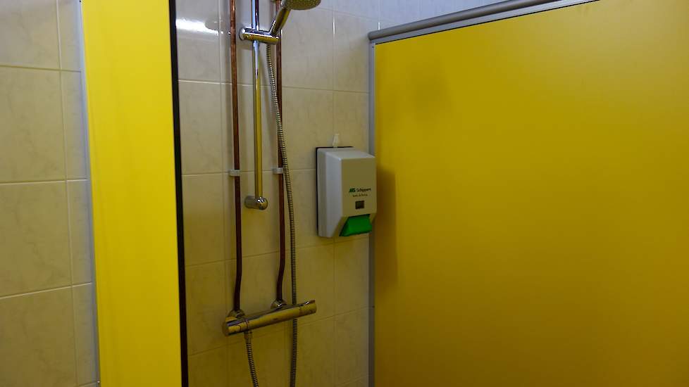 Internationale experts schatten in dat het nemen van een douche voordat het schone bedrijfsgedeelte betreden wordt, tot 44 keer minder risico geeft op insleep van hoog pathogene vogelgriep. Dit aantal is berekend door het effect van douchen te berekenen o