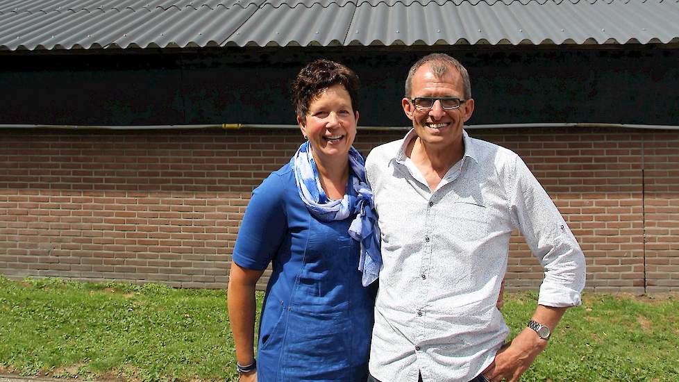 Janny en Niek van den Borne (Reusel): “In december 2006 kwam Coppens vragen of we in een huurstal met Volwaard wilden beginnen. Ze hadden nog een stal te weinig om het geheel op te kunnen starten. Drie weken later zaten de Volwaard kuikens er al in. Het w