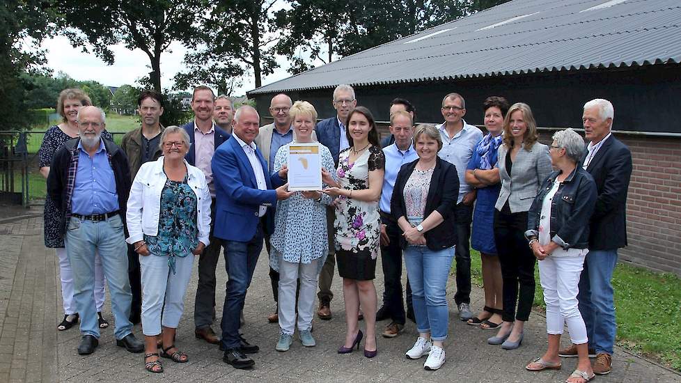 Tijdens het 10 jarig jubileum feest van het Volwaard scharrelconcept en het Beter Leven Keurmerk namen Marijke de Jong van de Dierenbescherming en Ad Kemps samen met de pluimveehouders van het eerste uur en de ketenpartners de Agrofoodpluim in ontvangst.