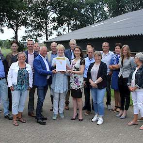 Tijdens het 10 jarig jubileum feest van het Volwaard scharrelconcept en het Beter Leven Keurmerk namen Marijke de Jong van de Dierenbescherming en Ad Kemps samen met de pluimveehouders van het eerste uur en de ketenpartners de Agrofoodpluim in ontvangst.