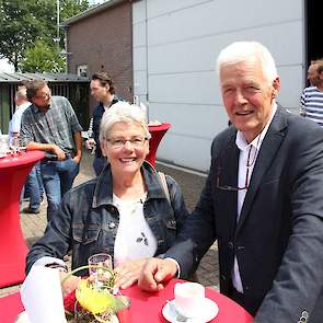 “We hebben in de 10 jaar dat we Volwaard kuikens houden, helemaal geen medicijnen gebruikt,” vertellen Petra en Piet Verberne (St. Oedenrode). “Dit terwijl de kuikens met weer en wind in de buitenlopen te vinden zijn en we het stalklimaat eigenlijk niet k