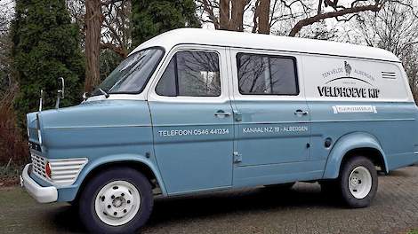 De oldtimer Bedford bestelbus waarmee Marc en Annet ten Velde de Veldhoeve kip bezorgen.