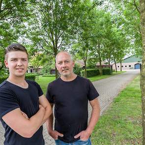 Freiland houder Martin Schothorst met zoon