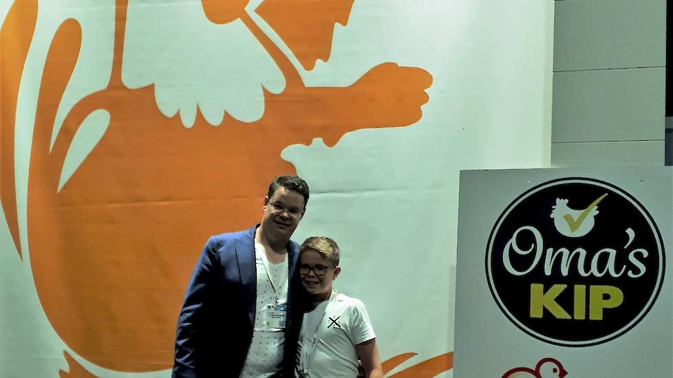 Christian van Bommel van Oma's Kip stond een dag samen met zijn zoon in zijn tent. Jong geleerd is oud gedaan.