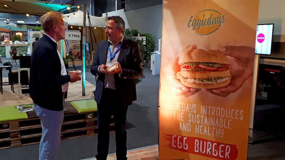 Peter van Kruijsdijk van Kokreateur, vlees met een verhaal, in gesprek met Hans van Breukelen over de eiburger, een nieuw product dat op het innovatieplein werd geïntroduceerd.