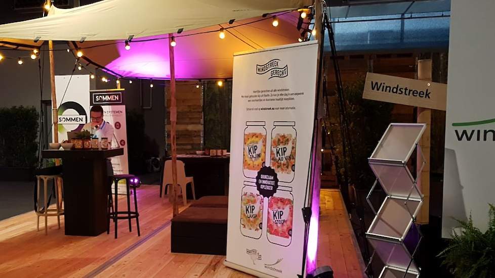 Renate Nijkamp van Windstreek deelde een tent met Windstreekconceptpartner Sommen. De opzet van een camping zorgde voor een gezellige ongedwongen sfeer waarvan ook gebruikt werd gemaakt voor een overleg voordat bezoekers het plein of de beurs bezochten.