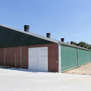 “We hebben in 2017 een nieuwe stal gebouwd en een oude stal verbouwd voor het houden van de kuikens. Half september gaan we in onze bestaande stal de buitentuin maken, zodat onze bezoekers de kippen vanaf het terras kunnen zien lopen.”