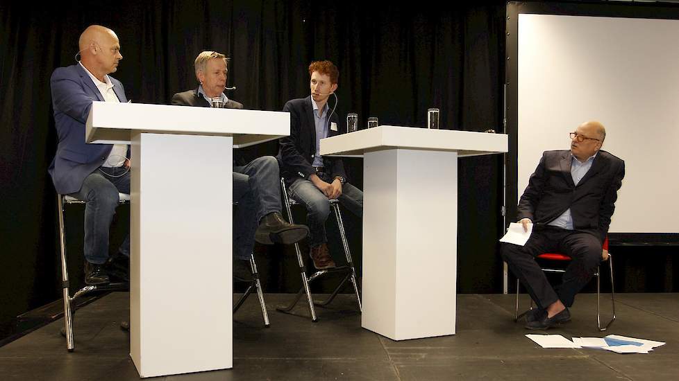 Tafelgasten waren Jaap Korteweg (links) eigenaar van de vegetarische slager, Volwaard vleeskuikenhouder en aspergeteler Frank van Lith en reguliere vleeskuikenhouder en akkerbouwer Stijn Derks. Discussieleider Felix Rottenberg zit rechts in een stoel.