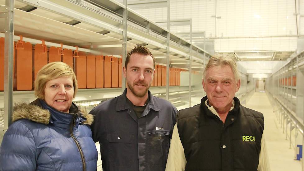 Donderdag 27 december arriveren de eerste bruin hennen in de nieuwe stal. Voor die tijd warmt de familie de stal op omdat het metaal nogal koud is en koud aanvoelt. Lees de uitgebreide reportage met het ondernemersverhaal van de familie Huis in ’t Veld aa