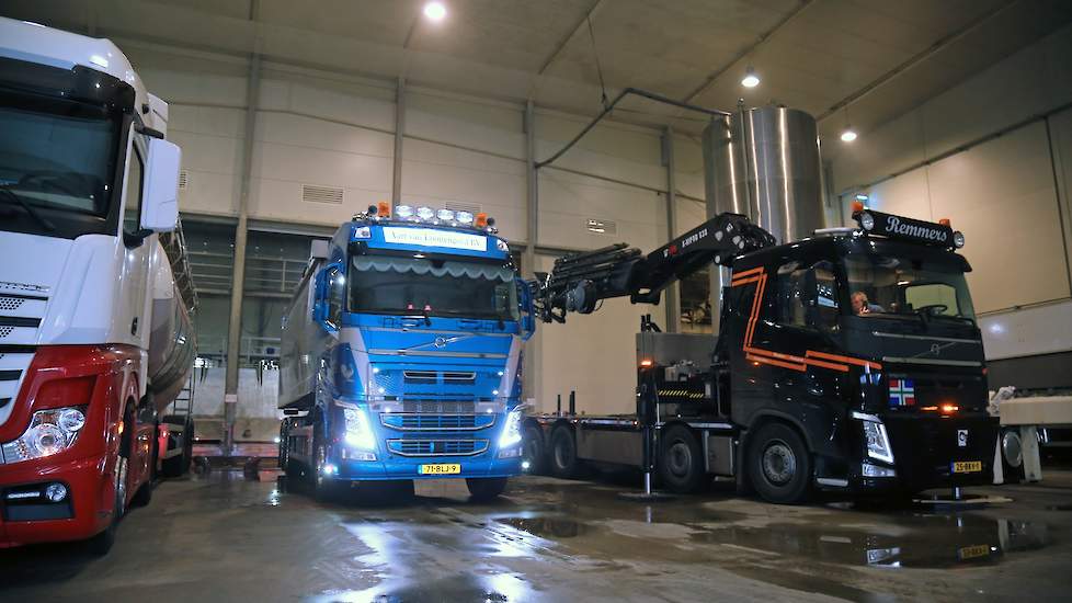 Aanvoer van de grondstoffen via containers of tankwagens. De zes aandeelhouders leveren vlees, bloed en veren aan Noblesse. „Onze grondstoffen komen voor 70 tot 80 procent van de aandeelhouders, de rest kopen we bij”, zegt Gradus.