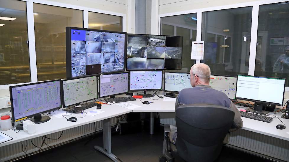 In de controlekamer, het hart van de fabriek, volgt een medewerker continue het hele proces.