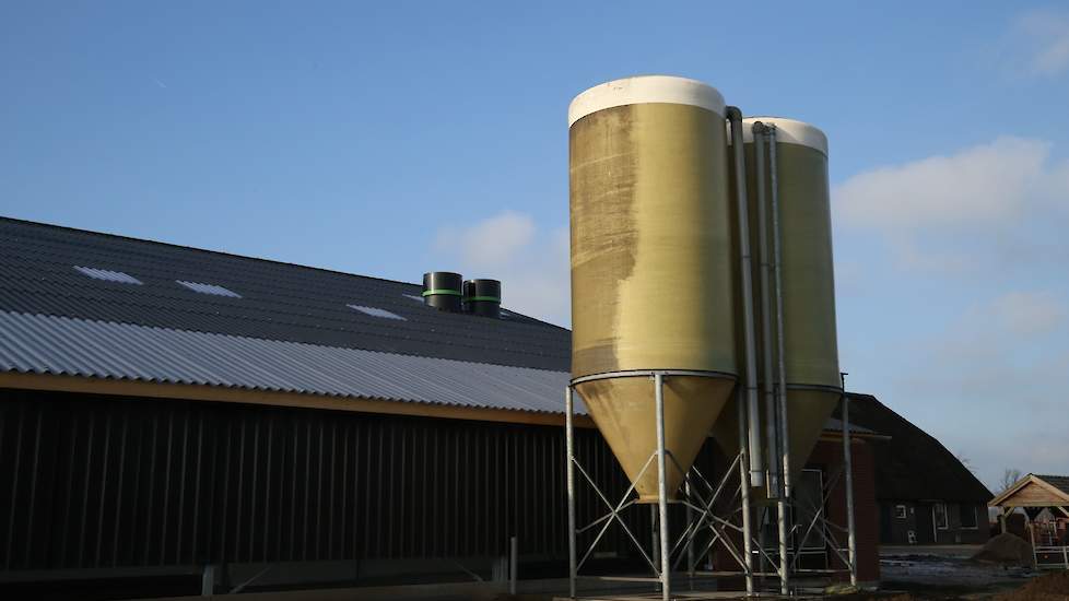 Romijn kocht alles nieuw behalve de silo’s; die zijn tweedehands. Beide silo’s hebben een capaciteit van 16 ton. „Als ik nieuwe silo’s had gekocht had ik voor 18 ton’s silo’s gekozen zodat ik telkens volle 32 tonners voer kan bestellen en de maximale kwan