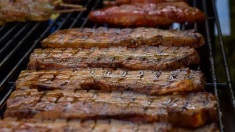 Vlees op de barbecue.