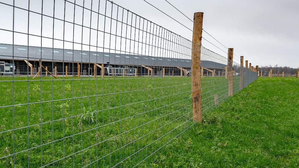 Aan beide zijkanten van de stal staan drie ECO Units.