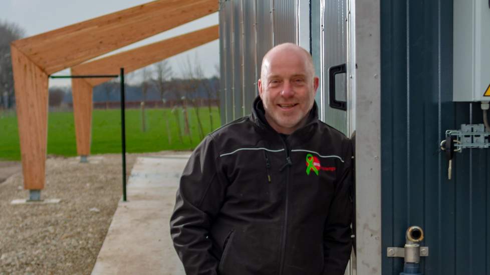 Leghennenhouder Eric Thielen van legpluimveebedrijf Lamberdina’s Hoeve in Castenray (LB) koos voor een biologische stal. „Ik wil een ei produceren dat onder de beste omstandigheden door de kip wordt gelegd”, motiveert Thielen. De buitenkant van de stal is