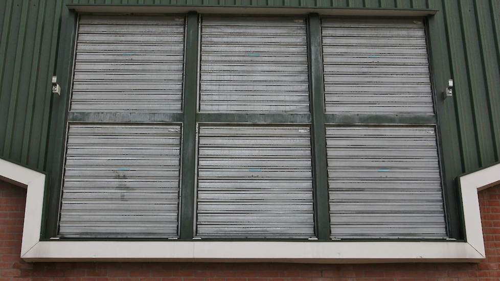 De ventilatiecapaciteit is ruim voor beide stallen. De leghennenhouders sloopten de twee-etage volièrehuisvesting uit beide stallen maar lieten de ventilatie intact.