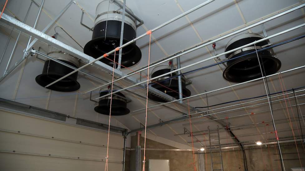 Achter in het plafond van de stal hangen negen ventilatoren waarvan twee regelbare.