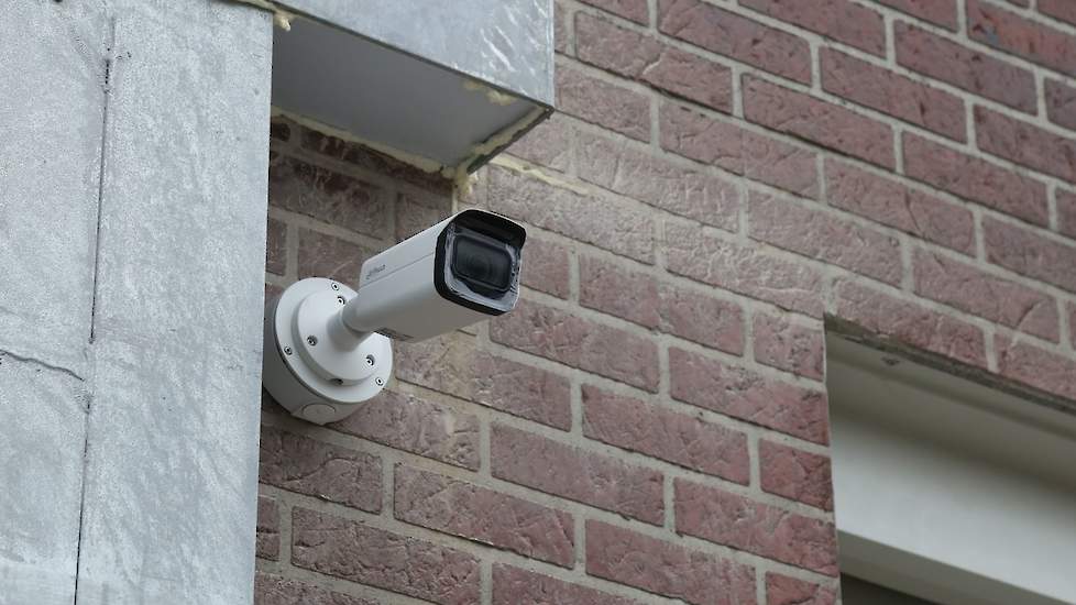 Buiten bij de deur van het eierlokaal hangt ook een camera zodat Beerens tijdens het rapen van de eieren in de gaten kan houden of de chauffeur van de eierhandelaar er al is.