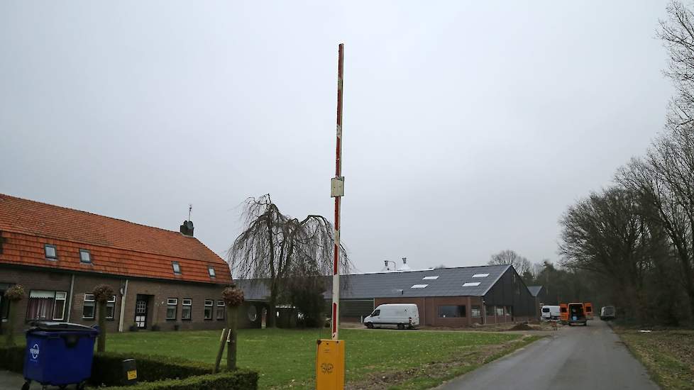 De hefboom is normaal gesproken gesloten en zorgt er dan voor dat bezoekers niet zo het erf op rijden en om ziekte insleep te voorkomen. Daarin gaat Beerens vrij ver. „We ontvangen alleen op maandagmorgen voer omdat ik niet wil dat een bulkwagen eerst doo