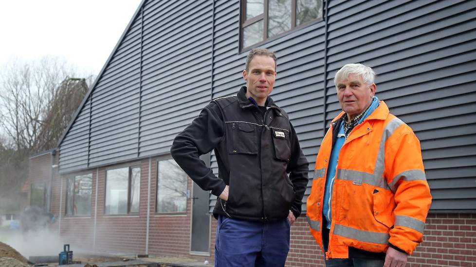 Ben (40) en zijn vader Hendrik (71) Beerens voor hun nieuwe stal. De familie Beerens houdt op twee locaties in Hoogeloon (NB) 105.000 vleeskuikenouderdieren, exclusief hanen. Op de locatie waar Ben (40) en zijn vrouw Karin (34) wonen, staan vier stallen v