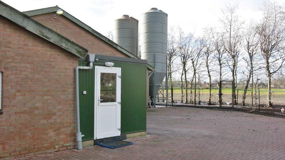 Een later aangebouwde hygiënesluis van 3 bij 7 meter bestaande uit een gestorte vloer en sandwichpanelen. Een optie als er te weinig ruimte is in de voorruimte van de stal. De bouw van een hygiënesluis is een investering dus doe het goed. Een pluimveehoud